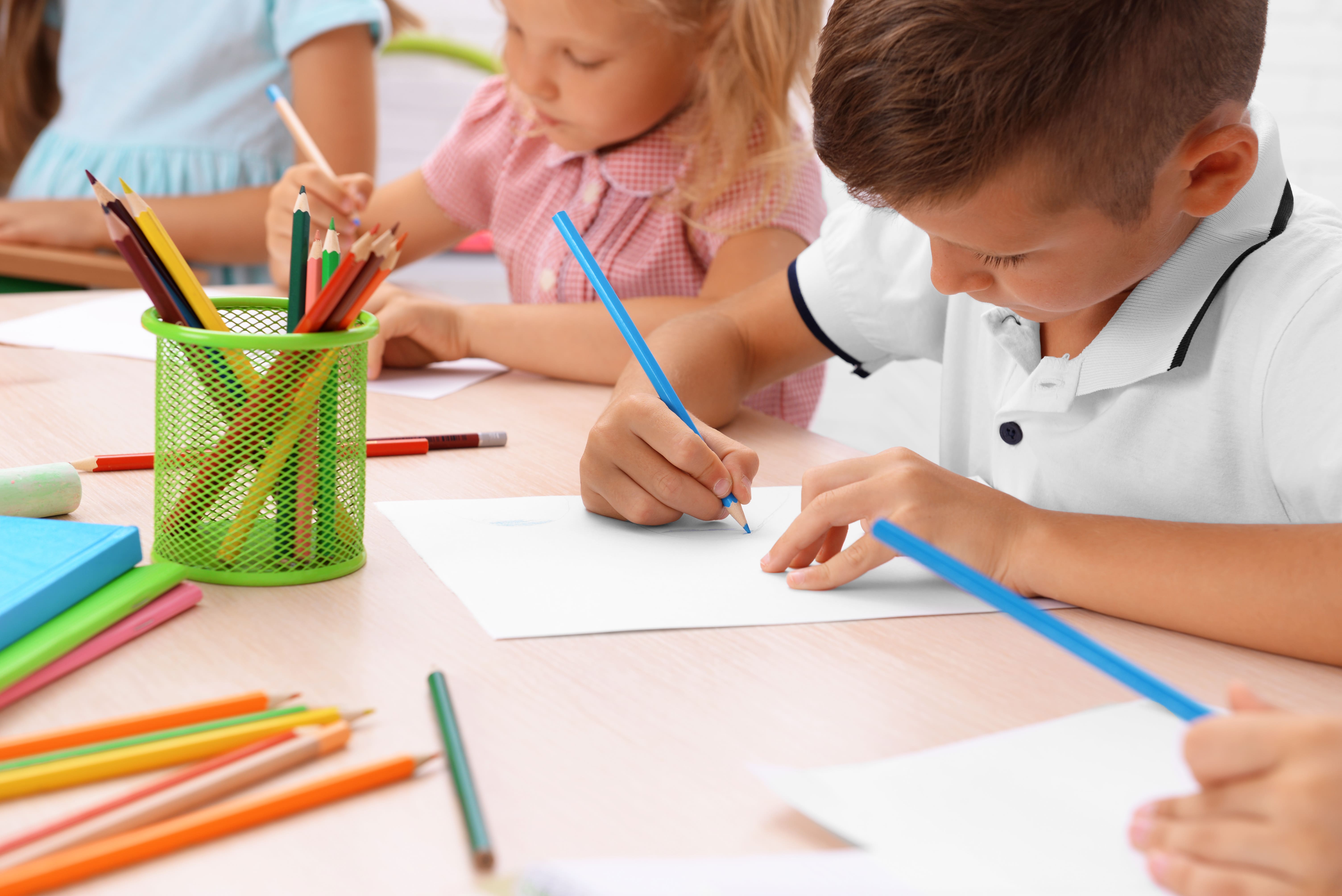 niños-pintando-en-clase-colegio